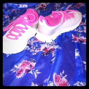 I am selling glittery shoes with pink shoes laces